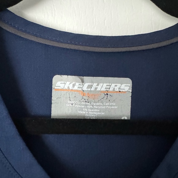 SKETCHERS Scrub Top - Picture 4 of 5
